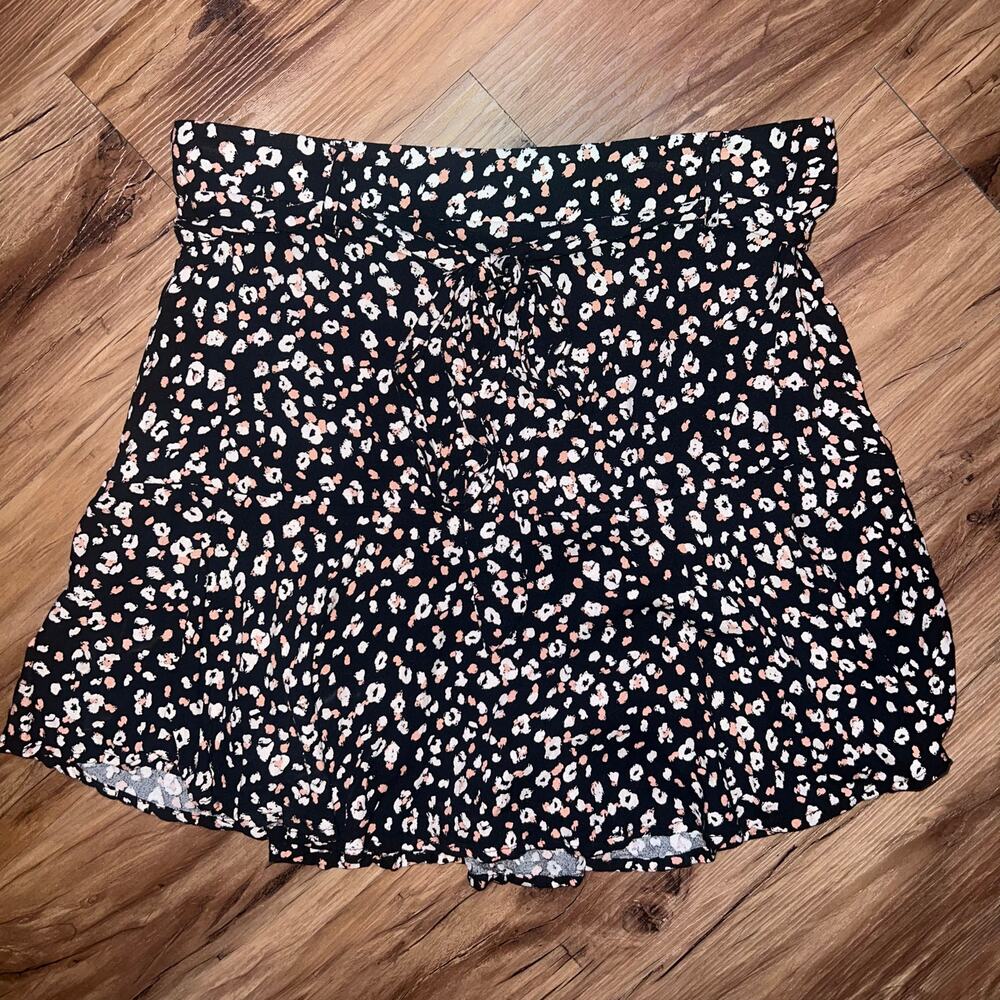 Urban Romantics Black Floral Paperbag Shorts Skirt Tie Waist Size Medium